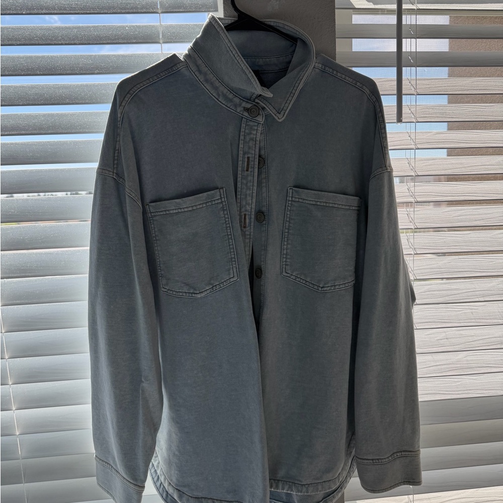Woman’s light wash denim jacket 🩵
